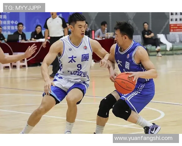 足球与篮球的巅峰对决明星同框瞬间展现体育魅力与友谊的完美结合