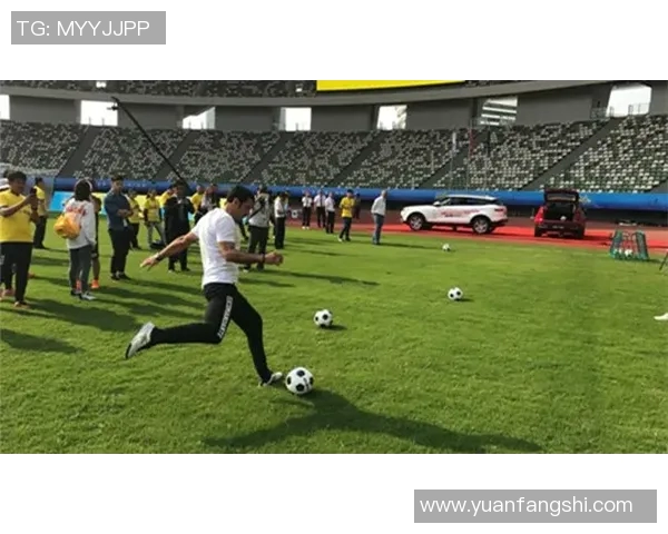 足球明星挑战飞盘运动精彩瞬间视频分享与分析